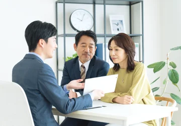 お客様に寄り添うスタッフのイメージ